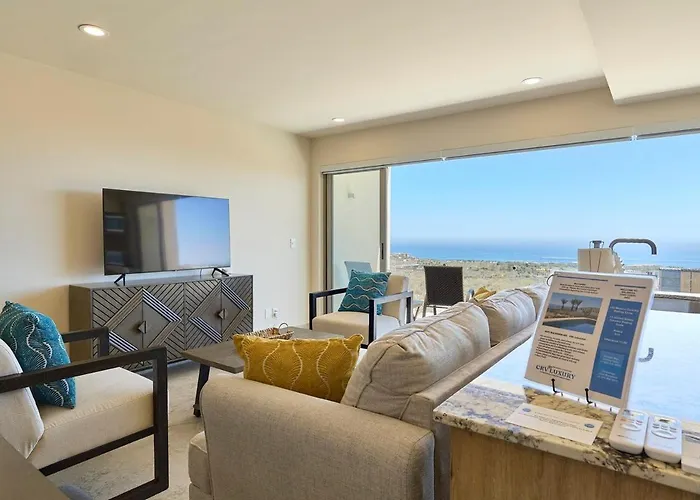 Penthouse Paradise, Arch & Ocean Views, Private Pool! *